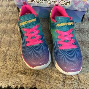𝅺SKECHERS Girl Sneakers size 2.5